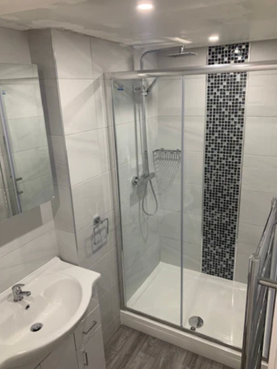 Perfect Finish En-suite by LG Interiors Ltd.